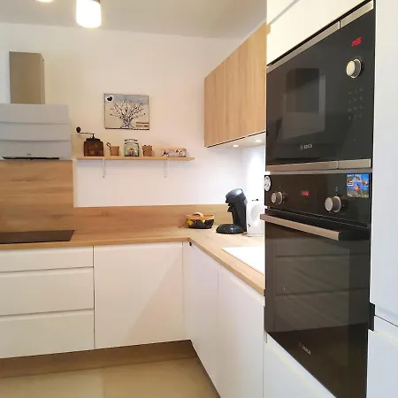 2 - 50 M De La - Parking Apartment