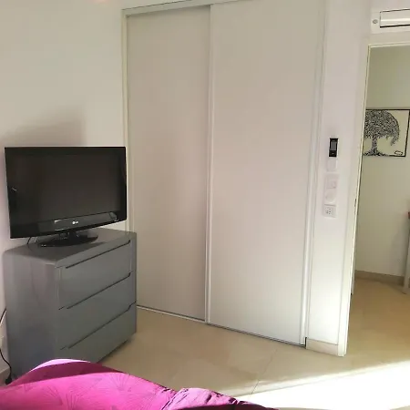 2 - 50 M De La - Parking Frejus