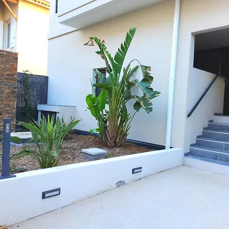 2 - 50 M De La - Parking * Frejus